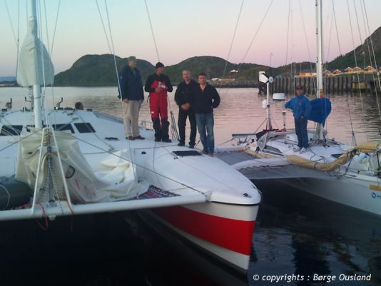 2 July / This catamaran, with a central overstructure, dwarfs our Corsair 31 trimaran. She is exceptionally agile and has a draught of less than 40 cm. 