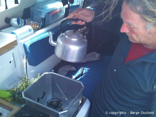 28 June / Good coffee is essential, especially in the morning. Short of the boat actually capsizing, there is no chance of heavy seas throwing the kettle off this stove!