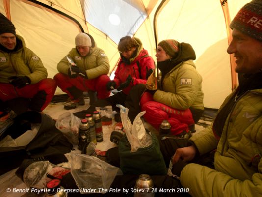 After having received their first resupply, they set off towards Ward Hunt while all the time looking for good places for diving and stopping there as and when necessary. The tent at night : the place to discuss matters of the day.