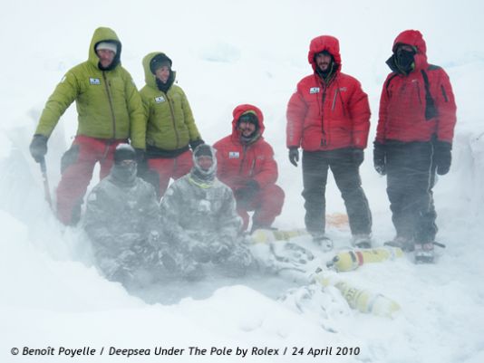 April 24th : Ghilslain Bardout and his colleagues of the Deepsea under the pole.com expedition are gradually begin to realise that their progress is too slow for them to think of reaching Ward Hunt and the Canadian shore. So they will have to be recovered. 