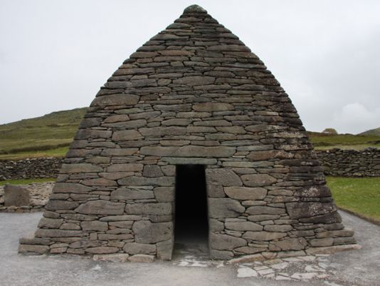 Gallarus's famous oratory, build between the VII th and VIII th centuries.
Note the admirable craftsmanship. The stones are all titled at a slight angle to allow water to easily flow, which explains why the oratory is in such a good condition.