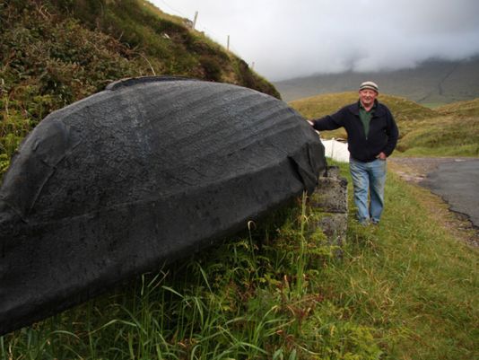 Eddy Hutch is proud that is first work naomohóg has survived the elements. The thick cotton canvas soaked in asphalt is now used instead of the ox skin in seal fat that was used in the Blasket Islands..