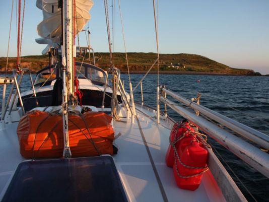 3 June. On our way to the Skelligs, a ghust of wind took us by surprise forced us to take shelter behind Bolus Head.