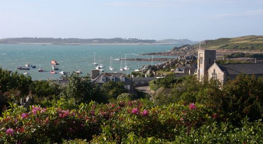 Anchoring in an exposed area caused 3 ships to break their moorings. They managed to escape from the beach and rocks nearby by quickly starting their engine.