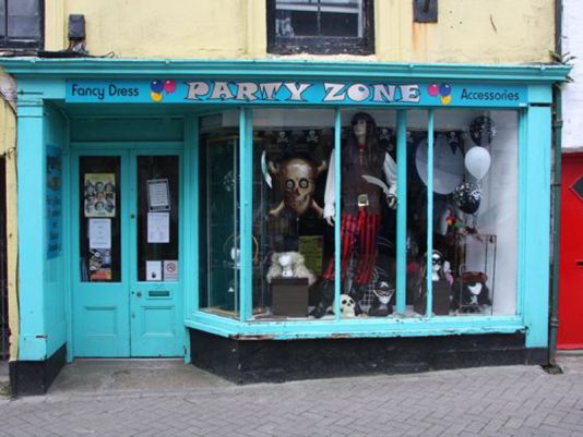 Most shops have preserved their ancient facades !