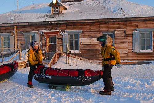 The stop-over in Golomanyi allows Alain and Dixie to make all necessary verifications one last time.