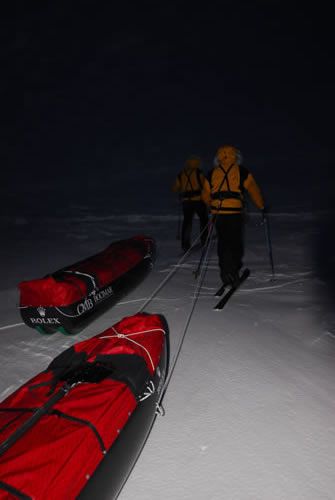 March 1, 2007: the two men take off in the polar night with almost 4000 km of ice before them.