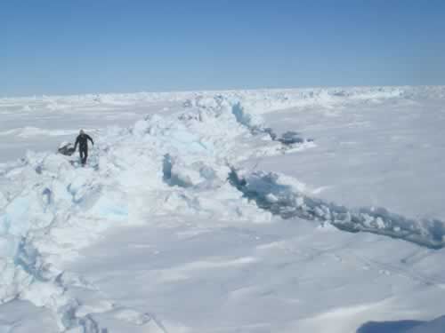 11 June: Passage of a small-scale compression zone: Passage of a small-scale ridge with water just behind it. We've crossed more than 50 like this today.