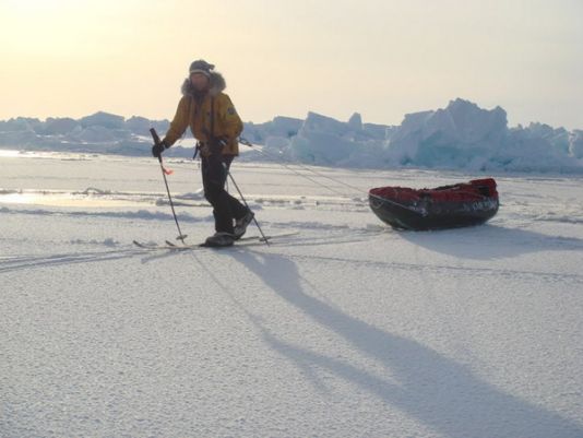 Beneath them, 3 metres of ice and 3000 m until the bottom of the ocean