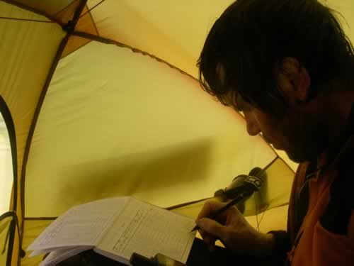 24 May: Every moring and evening, Alain is writing down the technical data (Dansercoer)