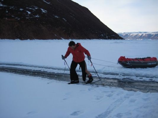 Two days after the departure and once on top of the glacier, the Inuit guides return to Quaanaaq. Arnaud and Didier continue on their own.
