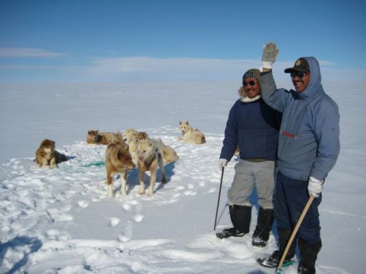 There are also stretches of open water in Greenland. During the first days of this trek, Arnaud and Didier are making slow progress.
