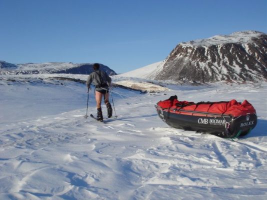 Zero degrees on the icecap! It's too hot for Arnaud, who decides to continue in shorts!
