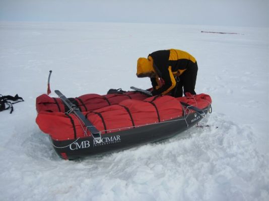 The sledge is prepared for using the traction sails (Powerkite). Now that the wind is good, they can make way for some real sliding.
