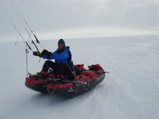 Before putting the sledges into the catamaran, Arnaud probably spared a thought for Ramon Larramendi and his famous trans-Antarctic expedition of 2005-06 (Traversia Blanca).
