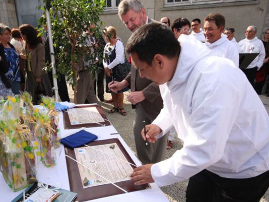 Signature of the twinning agreement by Mayos Svane and Caruhel (11/5/2011)