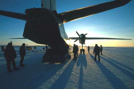 One element could come to delay the expedition's departure: last year, fuel had been stockpiled (and had cost the expedition a lot of money) on the coast of the New Siberia Islands. Without that, the MI8 would not have been able to make the Tiksi-New Siberia trip and back. However, Hubert has just learnt that the said stockpile had been stolen during the winter! Here, the Antonov makes a stopover in Doudinga, Siberia.