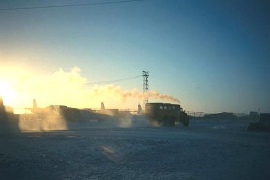 Khatanga Airport, Thursday February 14 2002 / -50°C. Everything has duly arrived (equipment and men). The team proceeds with the final tests of the satellite link. In fact, they make good use of the time they had to wait for the permits for the flight to Tiksi - a military flight - to come from Moscow. Permits that seemed to be in no hurry to arrive.