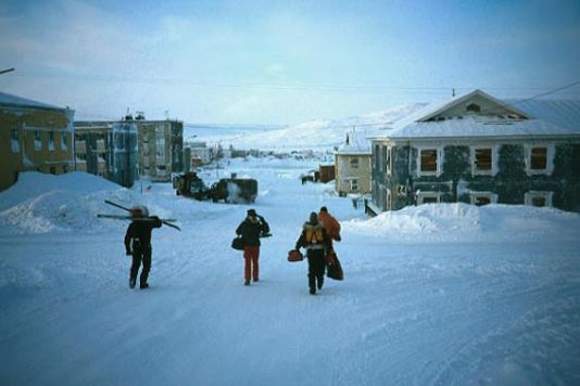 Tuesday 19 February / Bad news at Tiksi: the special exemption that they needed from the military authorities to go to the departure area by MI8 helicopter has still not arrived. The departure will therefore not be envisaged before the 22nd, since two more days of local shooting were needed before embarking on the great crossing...