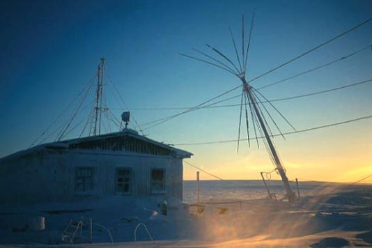 The place of the departure has finally been selected; the two men will indeed set off from the coast of Kotel'nyy Island, at 76° of Northern latitude and further to the south of the most westerly point of Siberia - more precisely, from Cape Anisiy. 