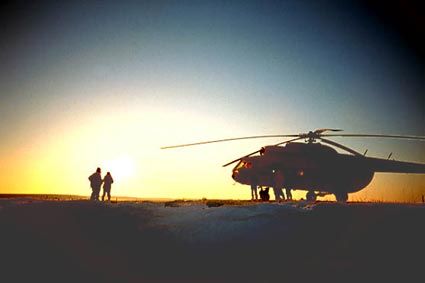 Thus instead of setting off as envisaged yesterday Sunday in the early morning, Alain and Dixie had to wait for the return of the helicopter with the local police authorities and a doctor on board before they could be taken to the place of departure, Cape Anisiy, located some twenty or so kilometres from the place where they had been deposited last Saturday.