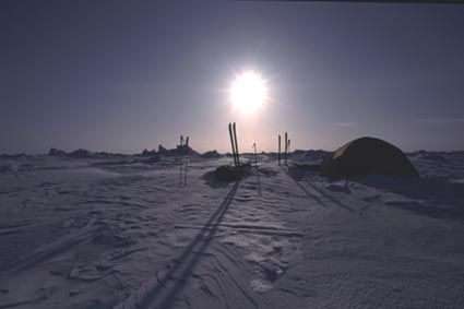 Thursday March 7 - DAY 11 / The pair covered, in spite of the wind and the difficulties of the terrain, 16.8km between 10 am and 5.30 pm (and with a large drift towards the west). Not bad for their morale. The men are satisfied with their work and find that they have finally done pretty well for these last 24 hours.