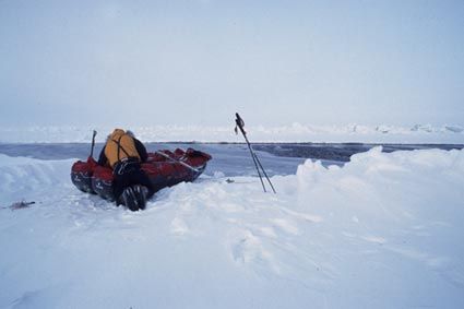 Saturday March 16 - DAY 20 / Yesterday, Dixie and Alain walked for only 4 hours, against 7 today; as the weather was fine, they benefited from it to make a few repairs - the zip of Alain's sleeping bag (resewn with fishing line), some holes in the canvas of the sledges - and waxing the sledges' runners, which was pointless.