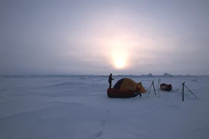 Tuesday March 19 - DAY 23 / The ice is getting ever thicker and more compact. The fact that they saw an iceberg for the first time perhaps proves that they are little by little entering a more straightforward area of pack ice. Therefore more stable. Temperature -24°C, 7 hours of travelling, 1.5m of ice beneath the tent. very good drift today. Two hours of sail this morning.