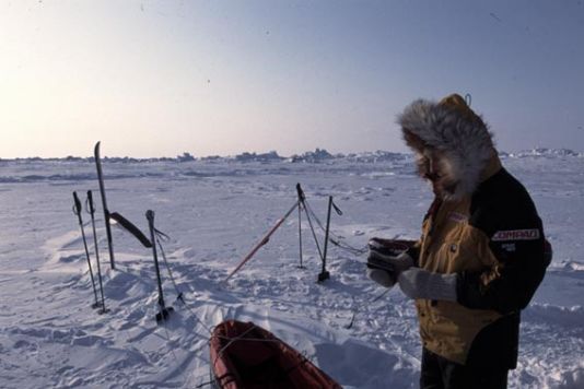 Thanks to the resumption of the Iridium communication system, the satellite telephone has become, like traction sails, the ideal tool of any major polar adventure. More or less every evening, Hubert rang HQ to communicate the information that was to appear on the website the following day. Dixie could also make use of Iridium and thus almost be present live while his wife was giving birth.