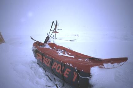 Wednesday, 17 April (DAY 52) / Two pieces of bad news. One: the men are confined to the tent by a whiteout and drift several kilometres backwards. Two: the First Air company, which generally goes to look for adventurers at the pole, announces that this year, in view of the very mild winter and therefore some very fragile pack ice, they will not be going to the pole after the 3rd week of May... (Continued, following photograph)