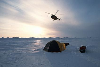 Tuesday April 30 - DAY 65 / The Antonov 2 will finally not fly. Too much ice-free water in the way, said the pilots. So the mission was entrusted to the two MI8 helicopters, which had to go down to the Barneo Base. This time, the end of the expedition is 
