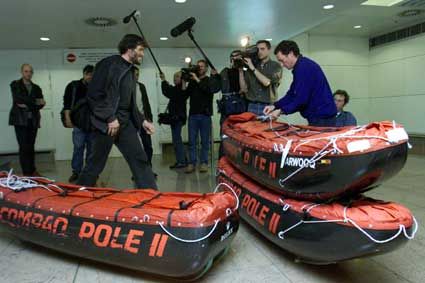 On Sunday May 5, the team's return to Brussels was confirmed for Monday May 6 at 12.55. In this shot, you can clearly see the wear and tear caused by the ice to the sides of the sledges. Apart from that, hats off toe the guys from Aériane, the manufacture