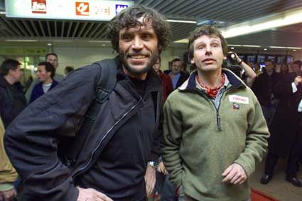 Monday April 6 12.55 / Brussels Zaventem Airport: The team's arrival from Moscow: families and media waiting. First impression: physically, the men do not seem to have suffered too much from their adventure, despite the fact that Alain had lost ten little