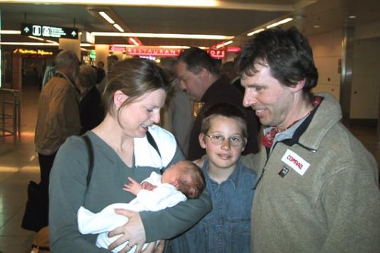 On his arrival at Brussels-Zaventem, Dixie Dansercoer saw for the first time his child who had been born a few weeks earlier, on Friday April 26, while her father was still struggling with the glacial hell of the Arctic pack ice. Thanks to the satellite t